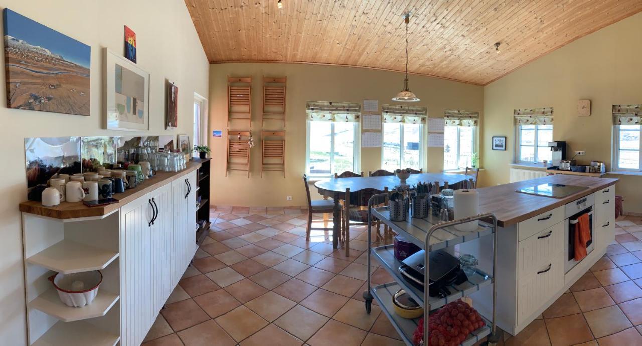 בלונדואוס Hvammur 2 Guesthouse Red House מראה חיצוני תמונה