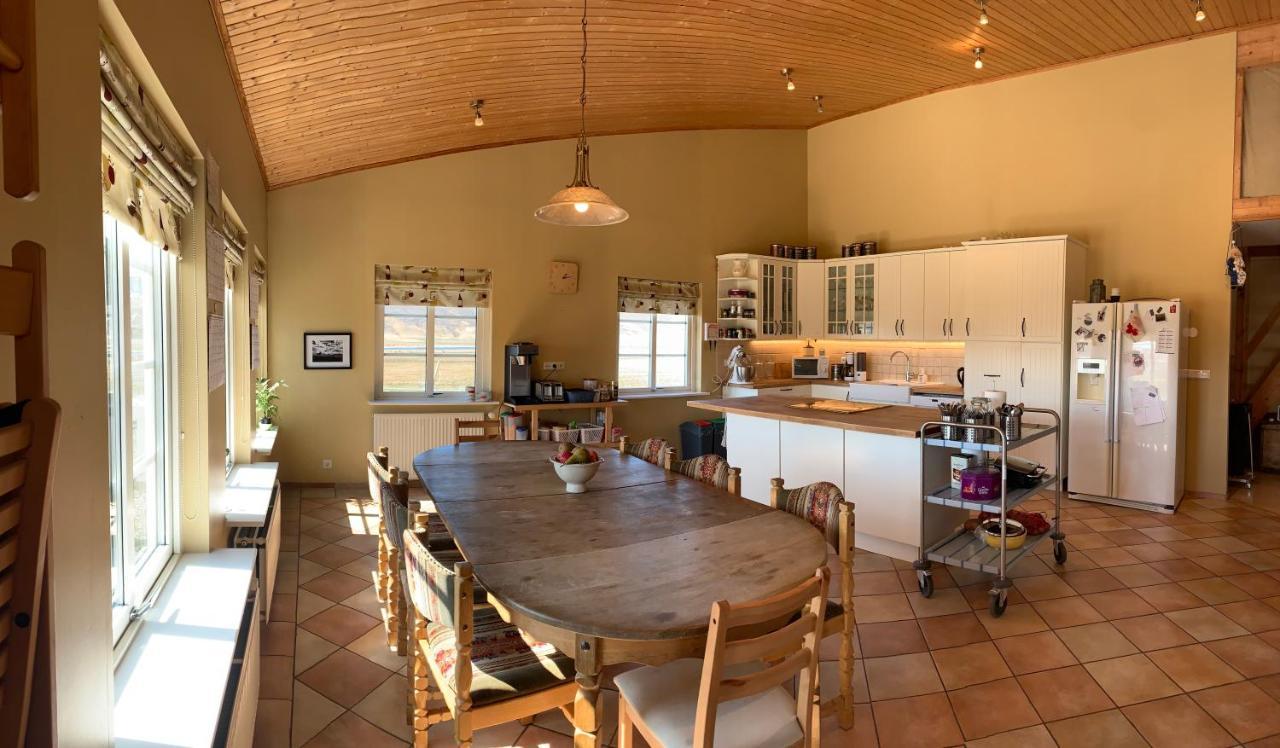 בלונדואוס Hvammur 2 Guesthouse Red House מראה חיצוני תמונה