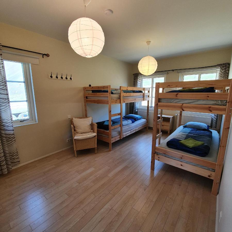 בלונדואוס Hvammur 2 Guesthouse Red House מראה חיצוני תמונה