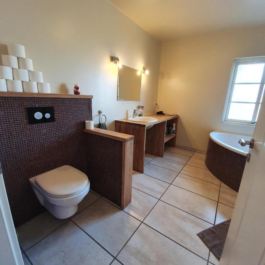 בלונדואוס Hvammur 2 Guesthouse Red House מראה חיצוני תמונה