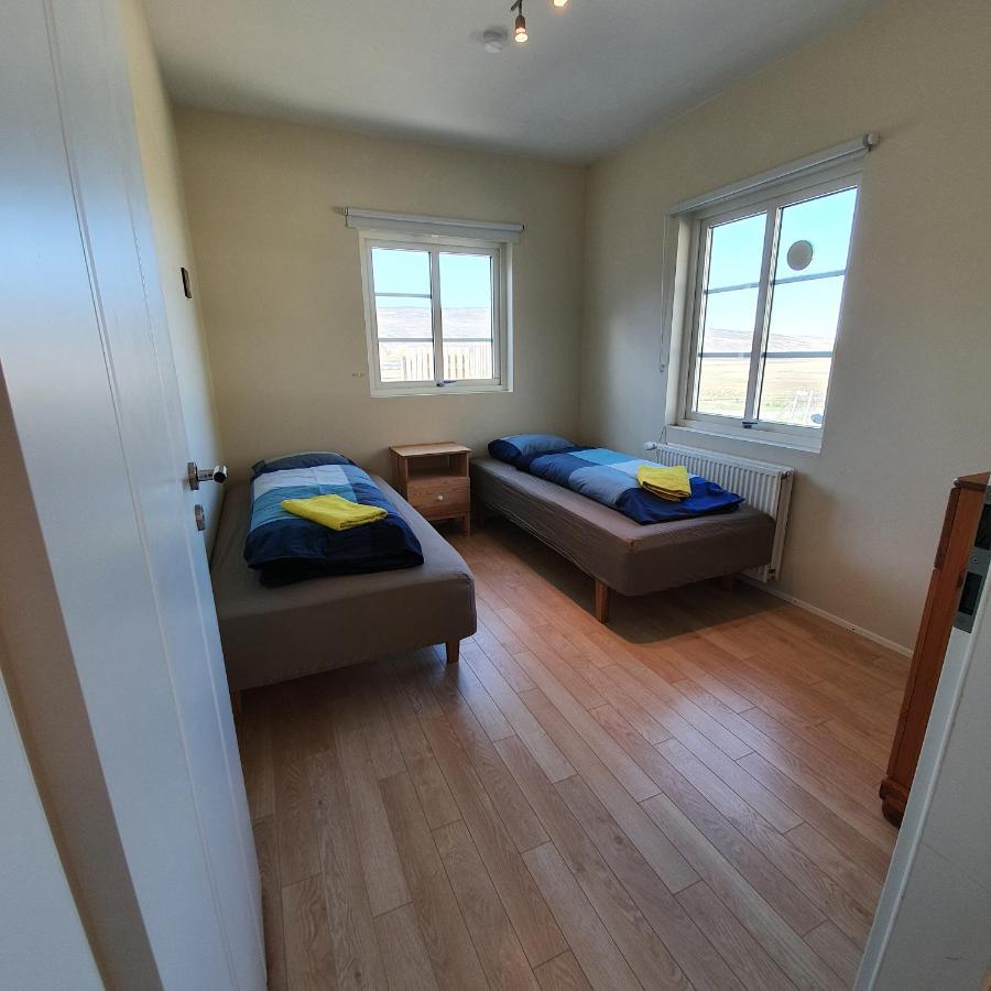 בלונדואוס Hvammur 2 Guesthouse Red House מראה חיצוני תמונה
