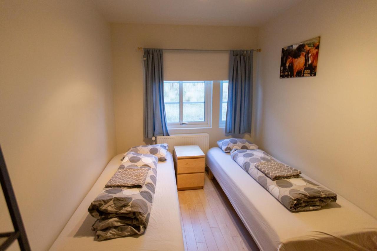 בלונדואוס Hvammur 2 Guesthouse Red House מראה חיצוני תמונה